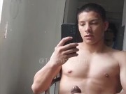 Argentino Muculoso Pajeandose y llenando el piso de Semen! 11/16