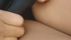 Enfiando os dedos e se exibindo na praça pública