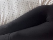 J aime le regarder se branler et jouir sur mes leggings 2/16