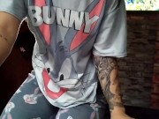 Hermosa joven entra a la habitación de su hermanastro para recibir un masaje y terminan culiando. 2/16