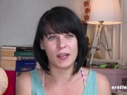 Ersties - Studentin Marie S. aus Berlin kommt mit Glasdildo zum Höhepunkt 10/16