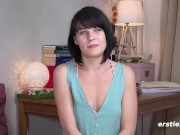 Ersties - Studentin Marie S. aus Berlin kommt mit Glasdildo zum Höhepunkt 12/16