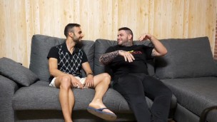 Mi amigo HETERO se resiste pero acabo follandome su CULO VIRGEN 🍆🍑