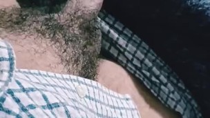 Jugando y pasando el rato, con la verga semidura...