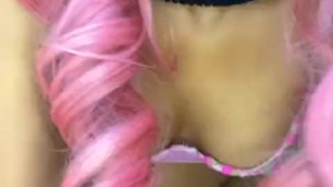 gime y habla mientras da sentones sobre una verga grande