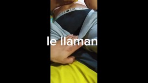  LATINA RECIBE LLAMADA MIENTRAS YO LE COMO EL COÑO