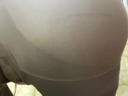 CHICA DE HOSPITAL SE ENCIERRA EN EL BAÑO Y MUESTRA SU GRAN CULO