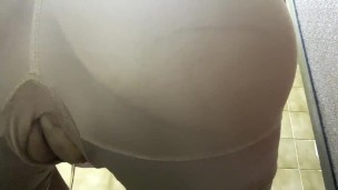 CHICA DE HOSPITAL SE ENCIERRA EN EL BAÑO Y MUESTRA SU GRAN CULO