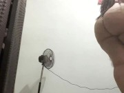 ENFERMERA SEXY LLEGA DE TRABAJAR A SU CASA Y SE CAMBIA DE ROPA 7/16