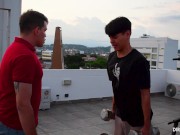 EL AMIGO DE MI HIJASTRO NOS SORPRENDE FOLLANDO Y ME HACE CHUPAR SU VERGA. 1/16