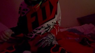 21yo MX Gearhed playing in his gear and strokes his dick with a fleshlight