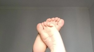 Jugando con mis piecitos