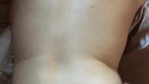 Esposa acorda com um doggy intenso após noite de sexo