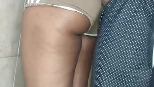 sexo anal de pie en el baño con mi hermanastra culona