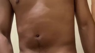 Me grabo para mi novia en el baño del trabajo