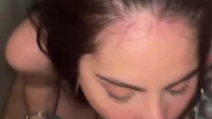 Feliz Navidad: fiesta de navidad, le doy su regalo a escondidas