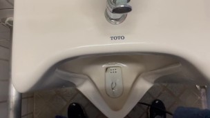 【既婚リーマン】ピクニックの途中で性欲を抑えられずトイレに駆け込みました！大量射精！！