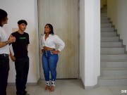 AGENTE INMOBILIARIO SE FOLLA A UN CLIENTE MIENTRAS MUESTRA UNA CASA. 2/16