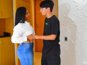 AGENTE INMOBILIARIO SE FOLLA A UN CLIENTE MIENTRAS MUESTRA UNA CASA. 5/16