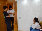 AGENTE INMOBILIARIO SE FOLLA A UN CLIENTE MIENTRAS MUESTRA UNA CASA. 7/16