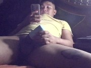 Chico universitario cachondo se masturba su enorme polla 10/16