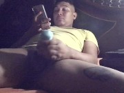 Chico universitario cachondo se masturba su enorme polla 11/16