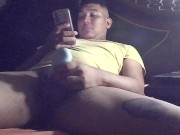 Chico universitario cachondo se masturba su enorme polla 13/16