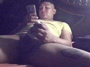 Chico universitario cachondo se masturba su enorme polla 14/16