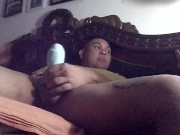 Chico universitario cachondo se masturba su enorme polla