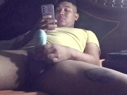 Chico universitario cachondo se masturba su enorme polla 9/16