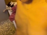 Elle me suce dans une cabine à la piscine 16/16