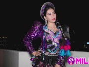 ¡Soy tu puta, soy tu puta cachera! Milf bailando caporal captada en público. 10/16