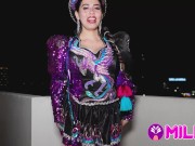 ¡Soy tu puta, soy tu puta cachera! Milf bailando caporal captada en público. 13/16