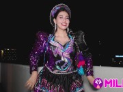 ¡Soy tu puta, soy tu puta cachera! Milf bailando caporal captada en público. 3/16