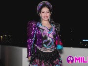 ¡Soy tu puta, soy tu puta cachera! Milf bailando caporal captada en público. 5/16