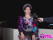 ¡Soy tu puta, soy tu puta cachera! Milf bailando caporal captada en público. 6/16