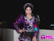 ¡Soy tu puta, soy tu puta cachera! Milf bailando caporal captada en público. 7/16