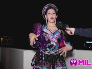 ¡Soy tu puta, soy tu puta cachera! Milf bailando caporal captada en público. 8/16