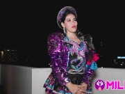 ¡Soy tu puta, soy tu puta cachera! Milf bailando caporal captada en público. 9/16