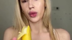 How Ukrainian girls eat a banana