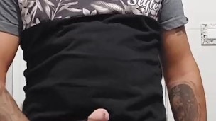 Me masturbo Cachondo en el baño mientras cenan