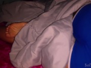 Estaba acostada en shorts azules el entro para follarme hasta correrse en mi culo 2/16