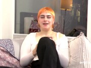 Ersties - Die freche Emi beantwortet intime Fragen und befriedigt sich selbst 2/16