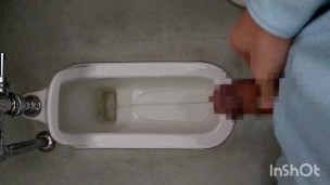 我慢できず仕事を抜け出して大量おしっこ
