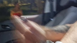 Masturbaçao arriscada para ruiva que estava no ponto de onibus.