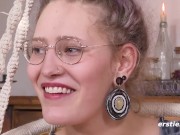 Ersties - Fetisch-Girl Ines masturbiert ausgiebig zu Hause 7/16