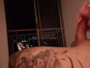 Colombiano se hace una rica paja en su cama con vista a la ciudad hasta venirse.