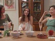 Ersties - Mädelsbrunch mit Strap-on Doppelpenetration und Schlagsahne 11/16