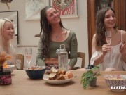 Ersties - Mädelsbrunch mit Strap-on Doppelpenetration und Schlagsahne 16/16