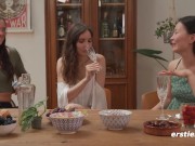 Ersties - Mädelsbrunch mit Strap-on Doppelpenetration und Schlagsahne 8/16